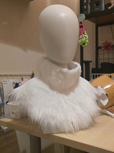 Neck floof